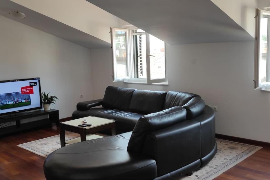 Luxury City Centre Apartment With Stunning View 오미스 외부 사진