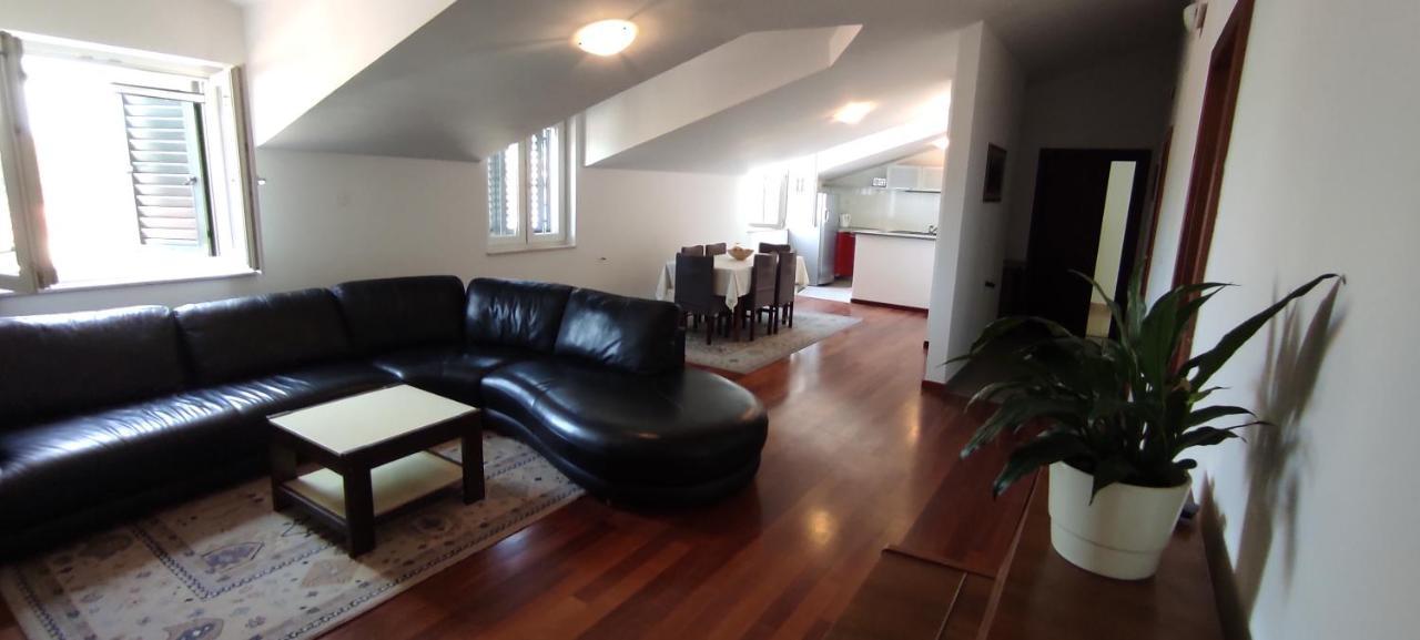 Luxury City Centre Apartment With Stunning View 오미스 외부 사진