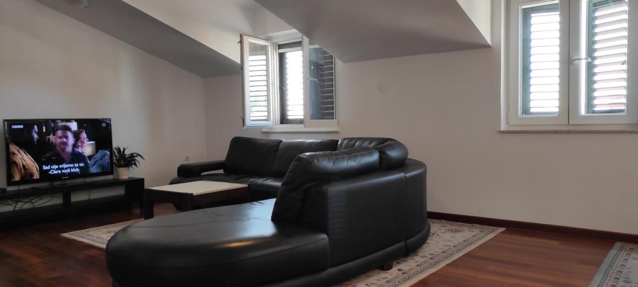 Luxury City Centre Apartment With Stunning View 오미스 외부 사진