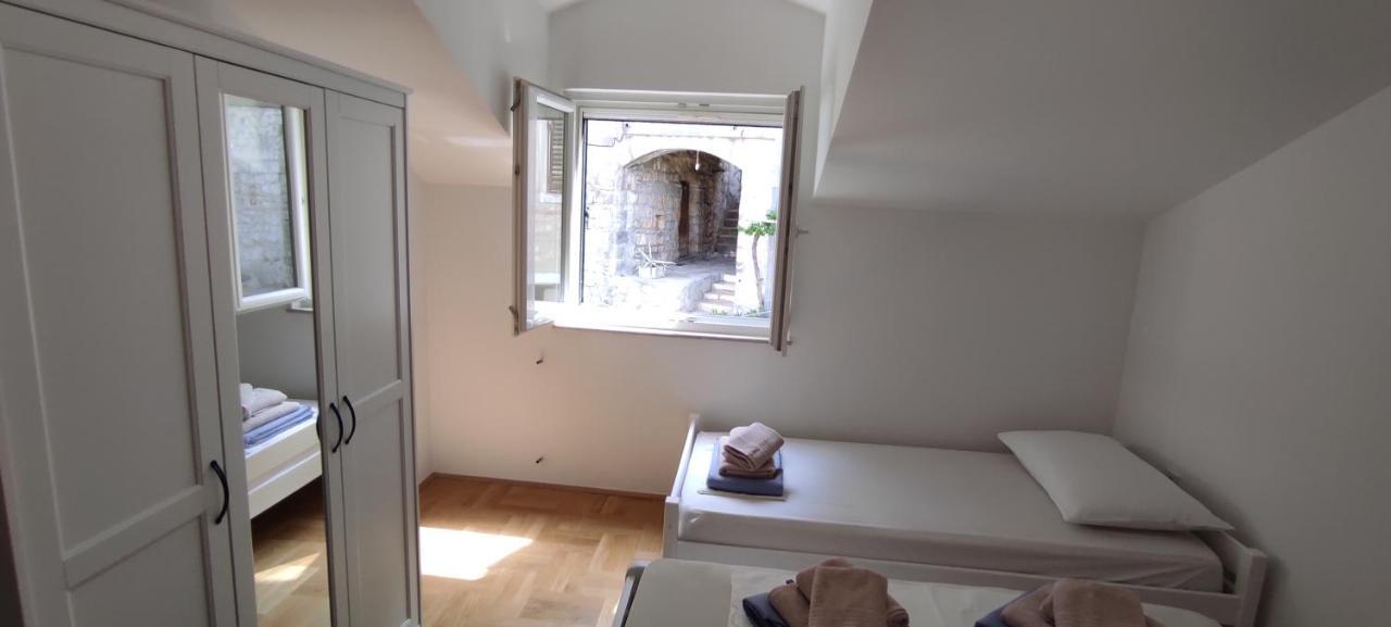 Luxury City Centre Apartment With Stunning View 오미스 외부 사진