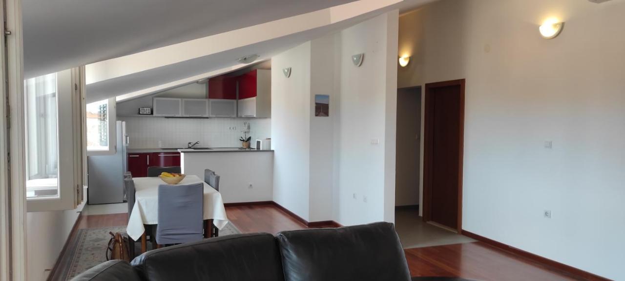 Luxury City Centre Apartment With Stunning View 오미스 외부 사진