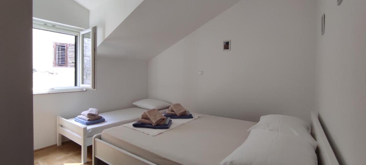 Luxury City Centre Apartment With Stunning View 오미스 외부 사진