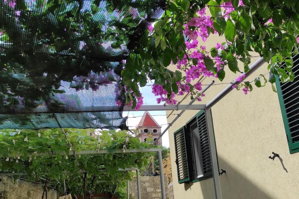 Luxury City Centre Apartment With Stunning View 오미스 외부 사진