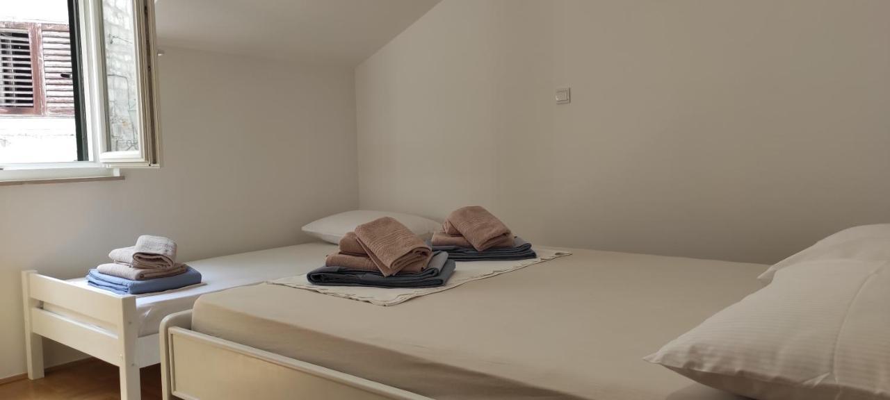 Luxury City Centre Apartment With Stunning View 오미스 외부 사진