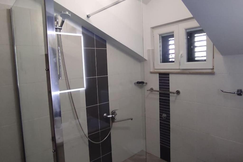 Luxury City Centre Apartment With Stunning View 오미스 외부 사진