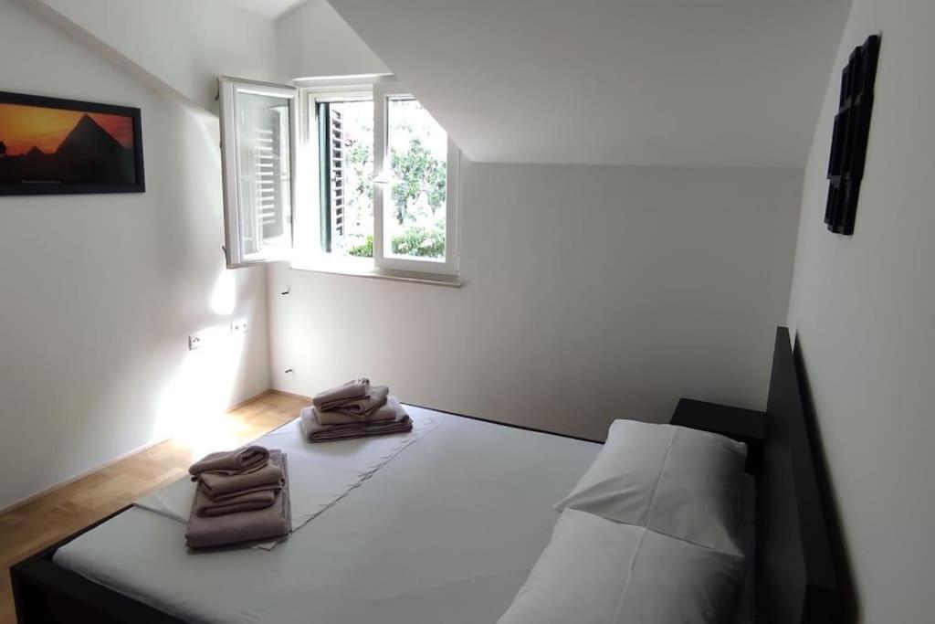 Luxury City Centre Apartment With Stunning View 오미스 외부 사진