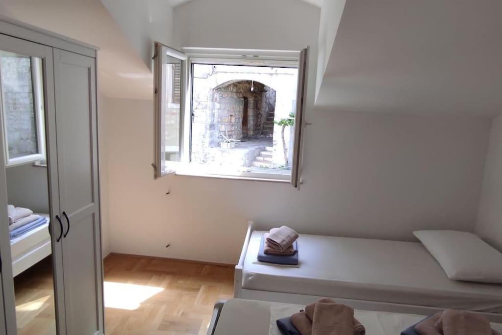 Luxury City Centre Apartment With Stunning View 오미스 외부 사진