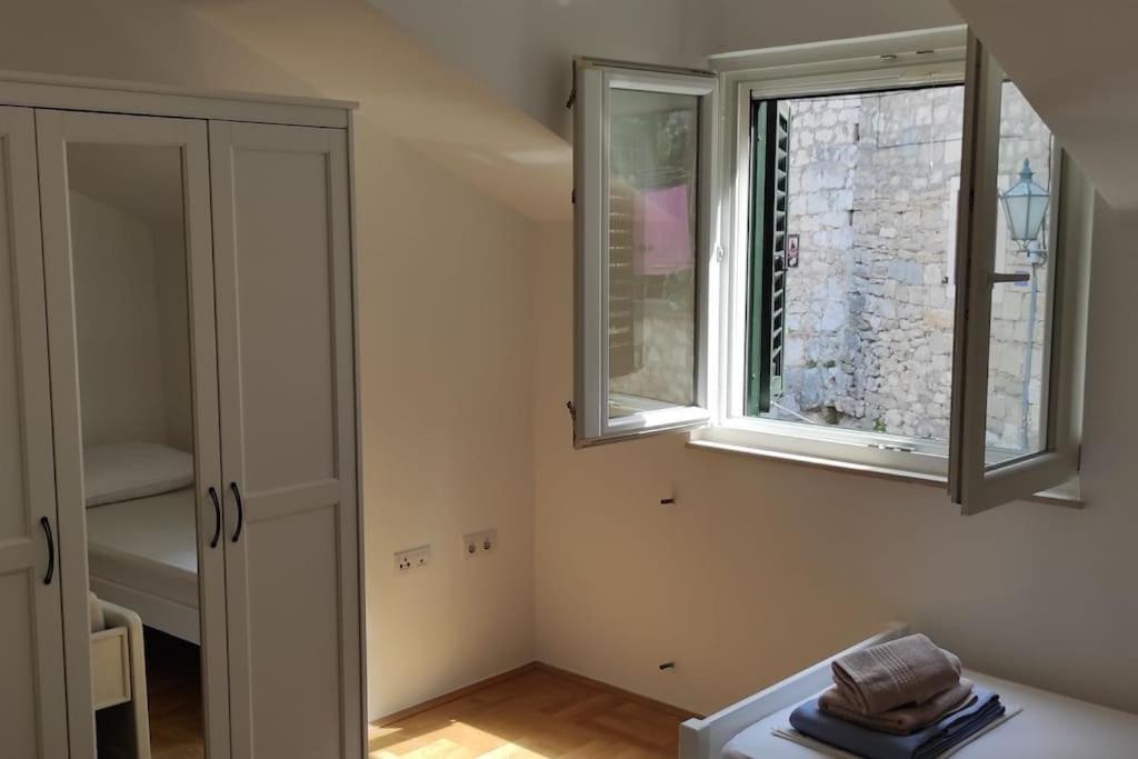 Luxury City Centre Apartment With Stunning View 오미스 외부 사진