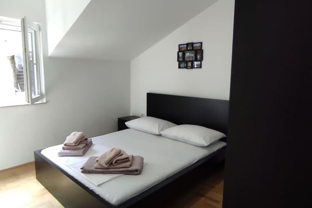 Luxury City Centre Apartment With Stunning View 오미스 외부 사진