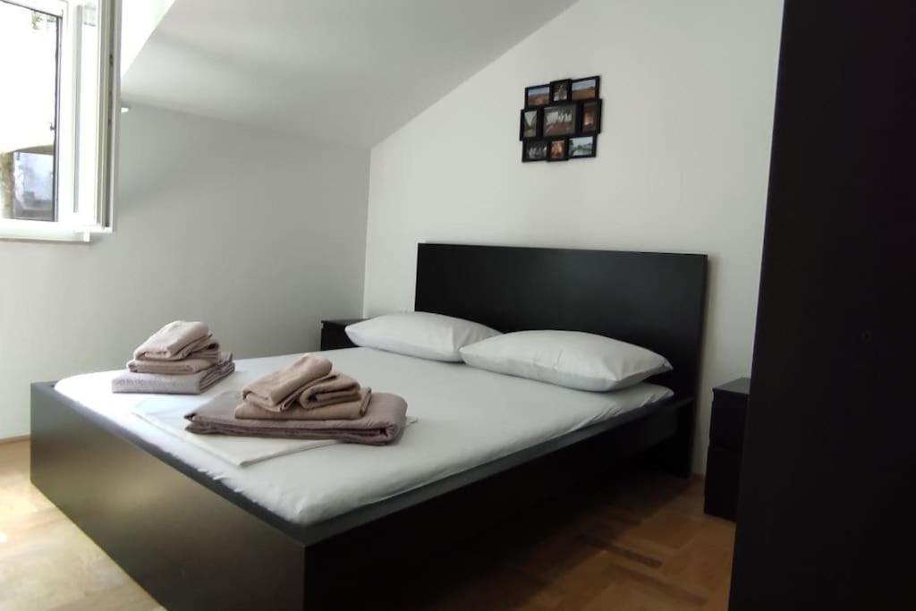 Luxury City Centre Apartment With Stunning View 오미스 외부 사진