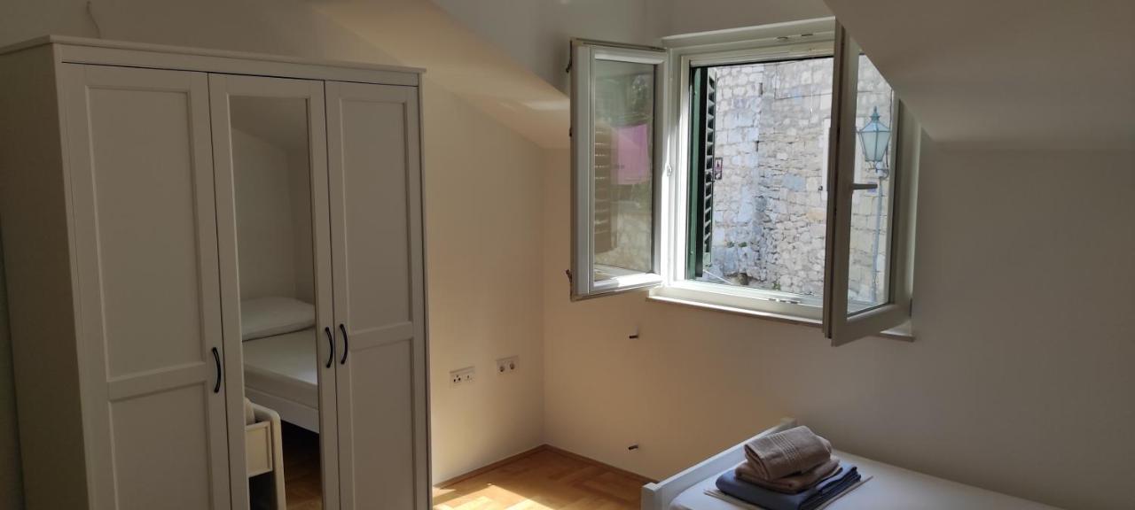 Luxury City Centre Apartment With Stunning View 오미스 외부 사진