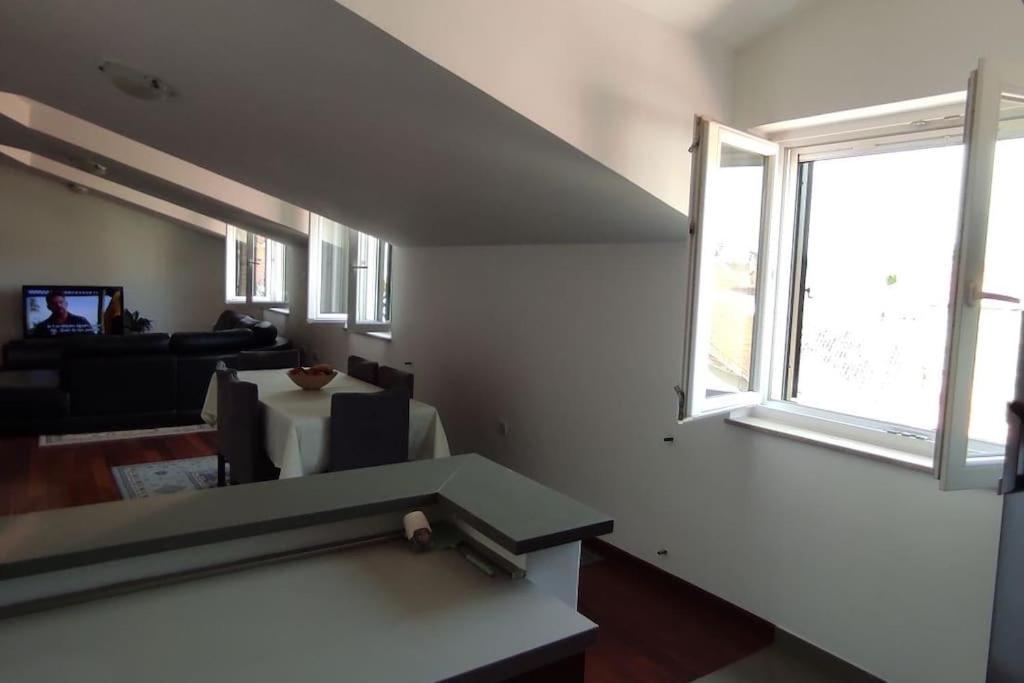 Luxury City Centre Apartment With Stunning View 오미스 외부 사진