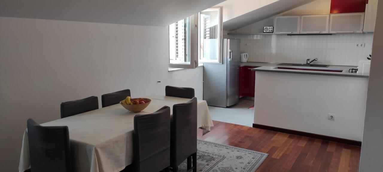 Luxury City Centre Apartment With Stunning View 오미스 외부 사진