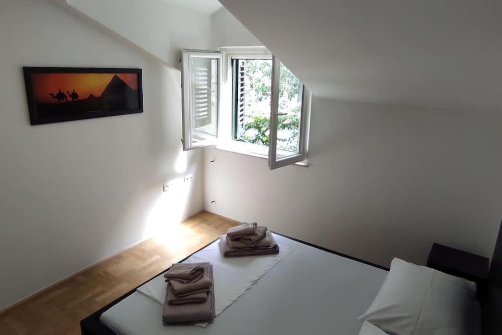 Luxury City Centre Apartment With Stunning View 오미스 외부 사진
