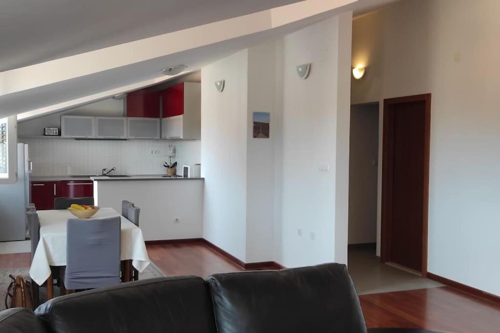 Luxury City Centre Apartment With Stunning View 오미스 외부 사진