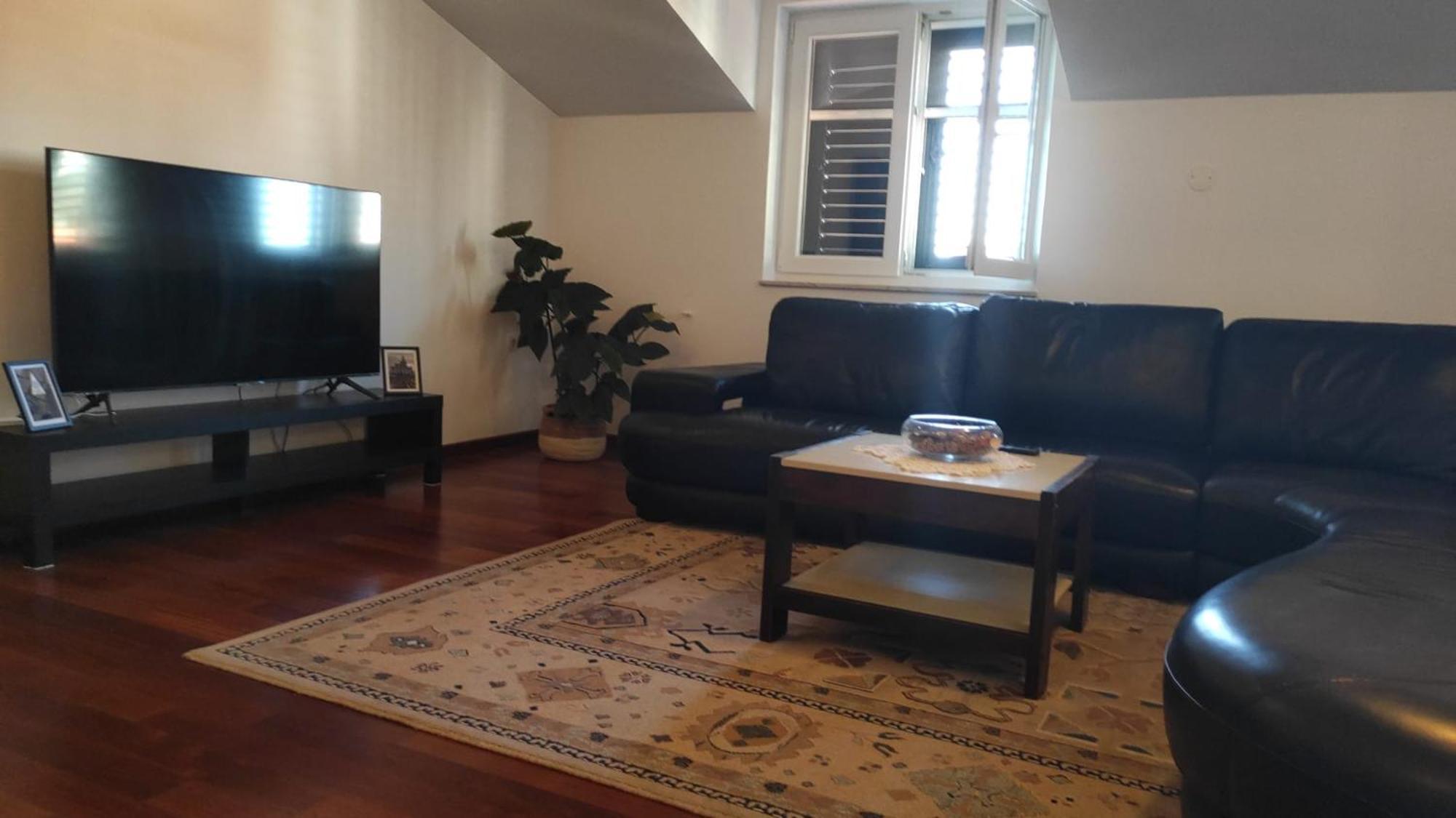 Luxury City Centre Apartment With Stunning View 오미스 외부 사진