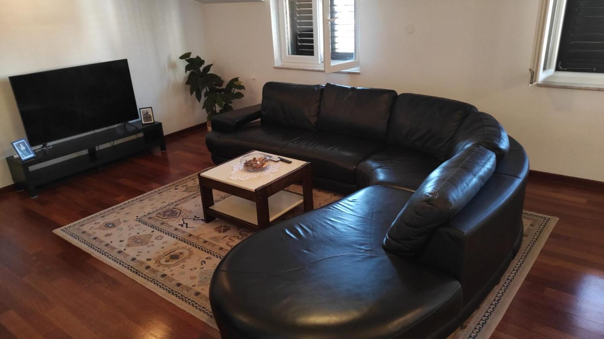Luxury City Centre Apartment With Stunning View 오미스 외부 사진