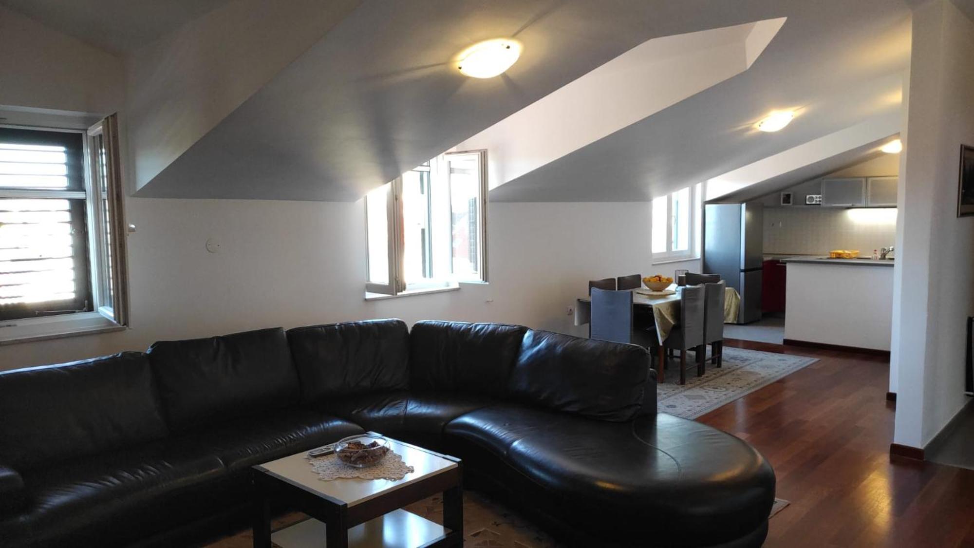 Luxury City Centre Apartment With Stunning View 오미스 외부 사진