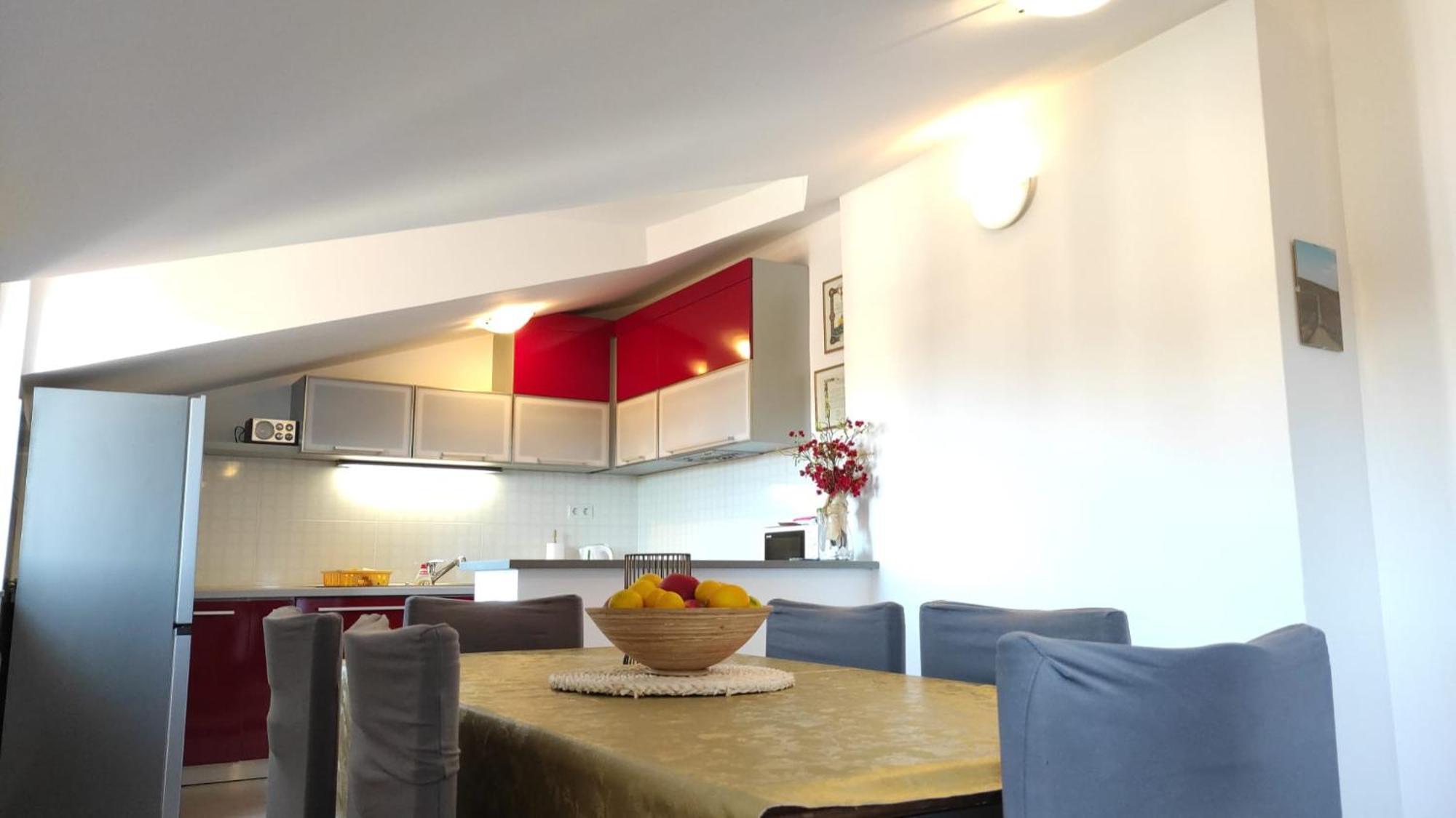 Luxury City Centre Apartment With Stunning View 오미스 외부 사진