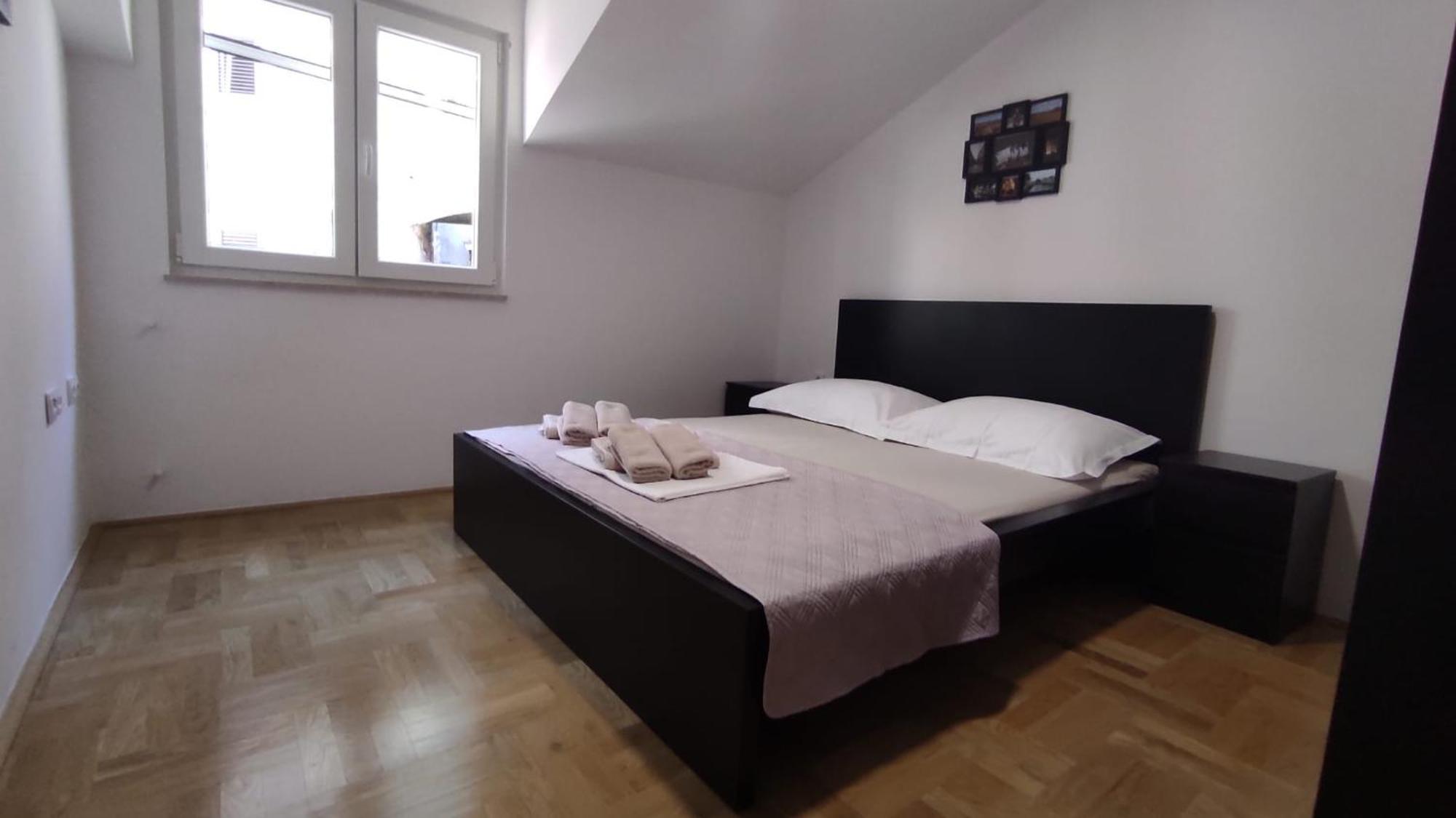 Luxury City Centre Apartment With Stunning View 오미스 외부 사진